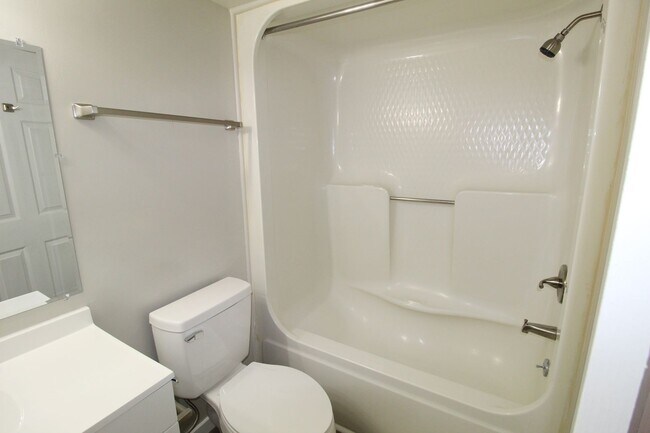 Building Photo - Stunning Fully Remodeled 3BR Condo at Madison Manor – Available This July!