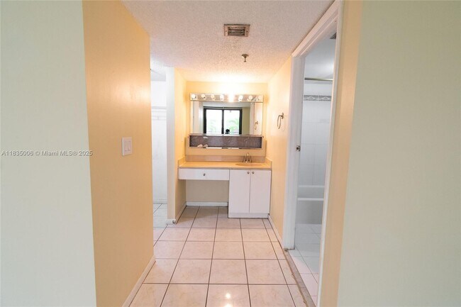 Building Photo - 1621 Collins Ave