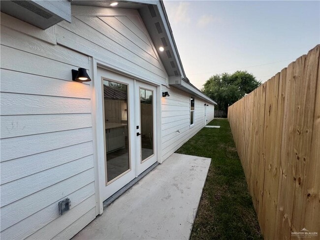 Building Photo - 19 La Paloma Ave