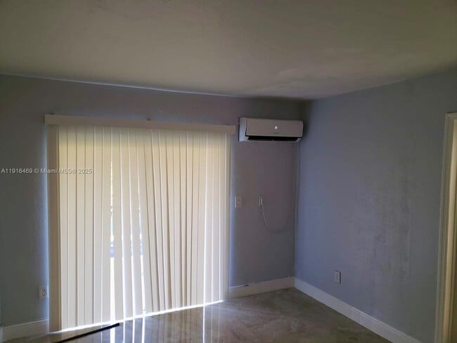 Building Photo - 1860 Venice Park Dr