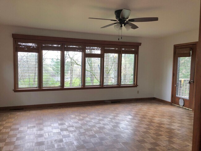 Building Photo - 3 bedroom, 2 Bath House Near University of...