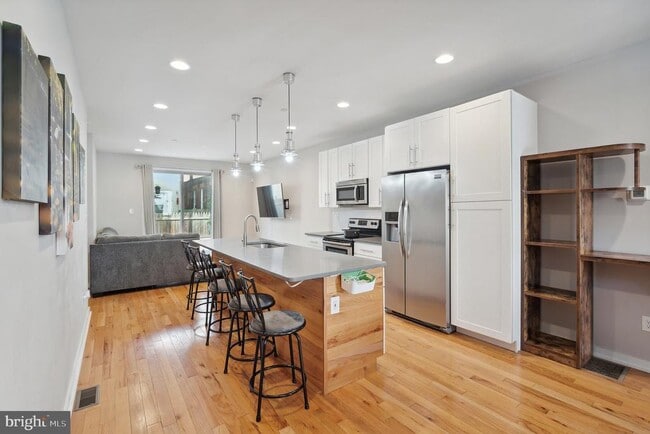 Building Photo - 1246 E Fletcher St