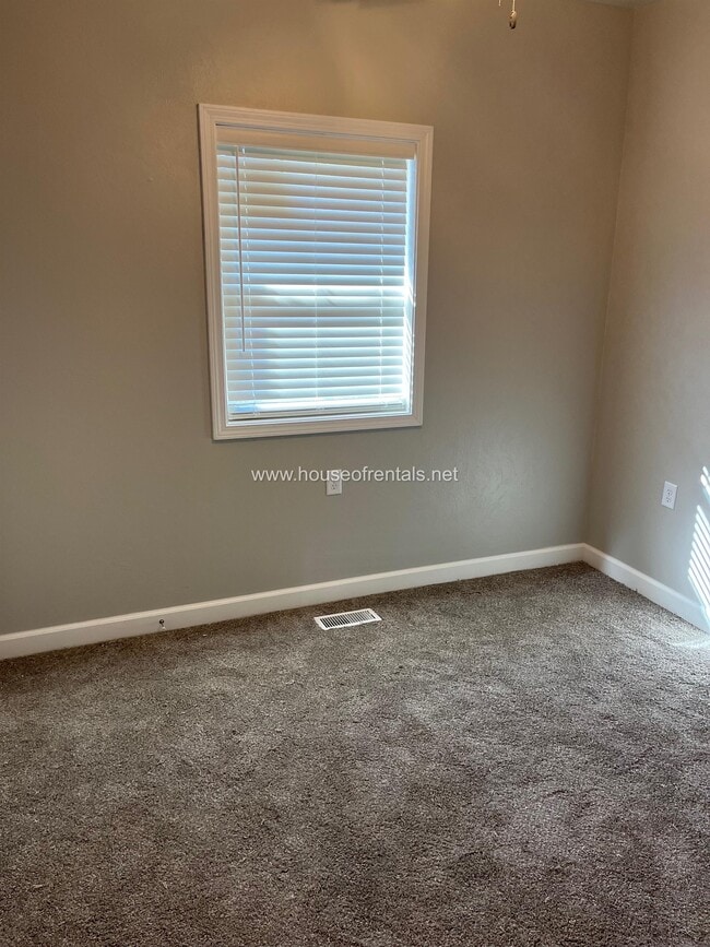 Building Photo - 511 N Maple St