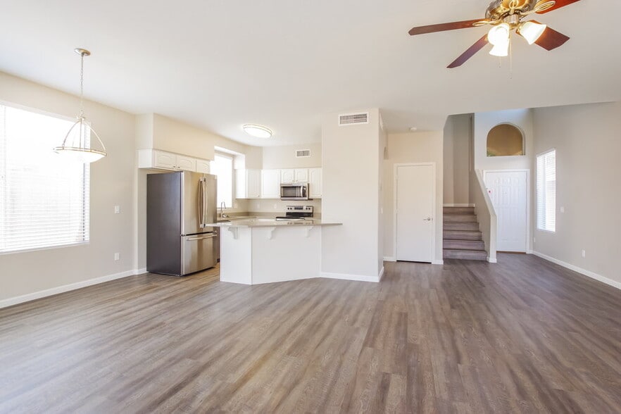 Building Photo - 2221 E Union Hills Dr