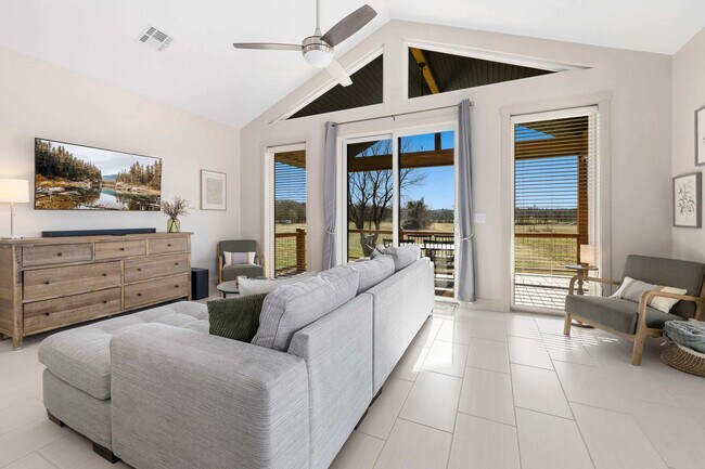 Building Photo - 305 Rivercrest Ln