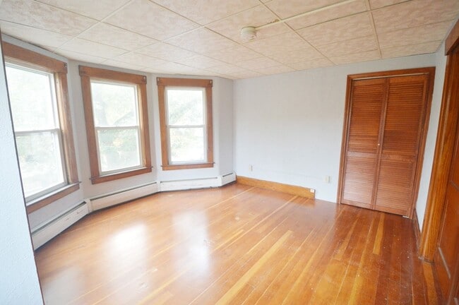 Building Photo - 38 Cascade St