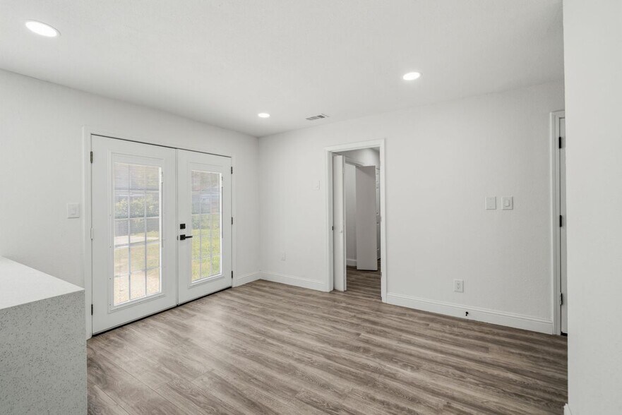 Building Photo - 10406 Broadstairs St