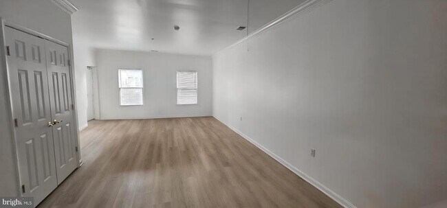 Building Photo - 422 Main St