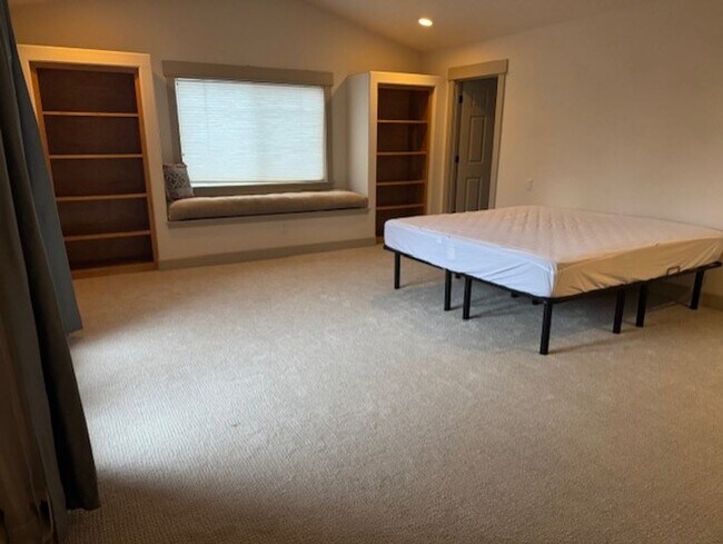 Building Photo - Partially furnished sort term  West Side Location