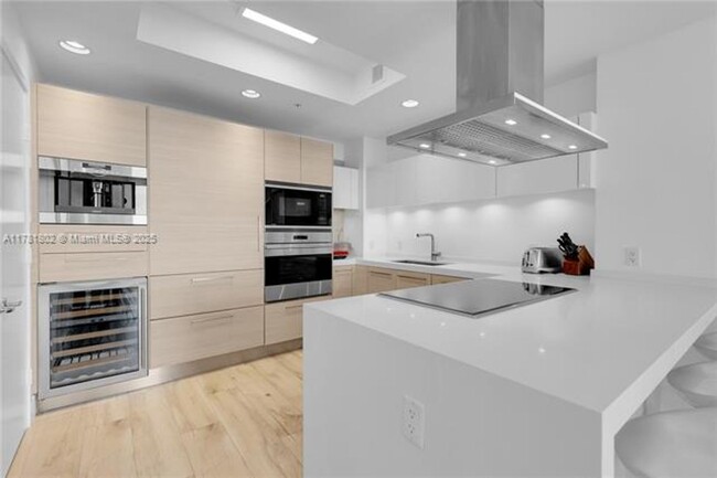 Building Photo - 17111 Biscayne Blvd