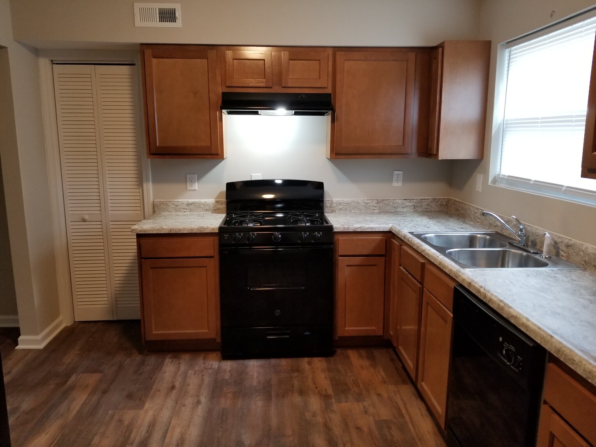 Building Photo - 924 Rarig Ave