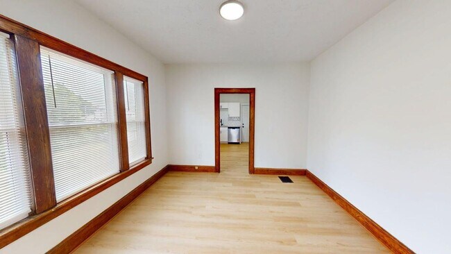 Building Photo - 978 1/2 Linwood Ave
