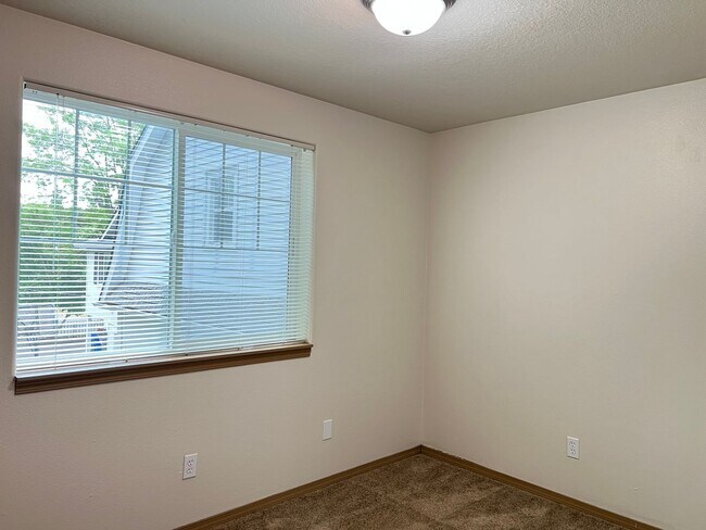 Building Photo - 3Bd/1.5Ba Two Story House - Available Soon!