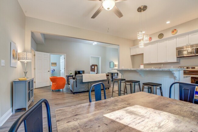Building Photo - Spacious 3 Bedroom Home located in Histori...