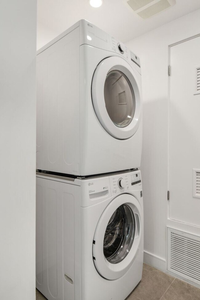 Building Photo - 2700 Manhattan Ave