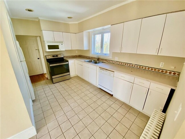 Building Photo - 67 1/2 Roseneath Ave