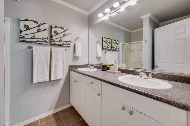 Building Photo - 2 bd 1.75 bath Lynnwood Townhome  availabl...