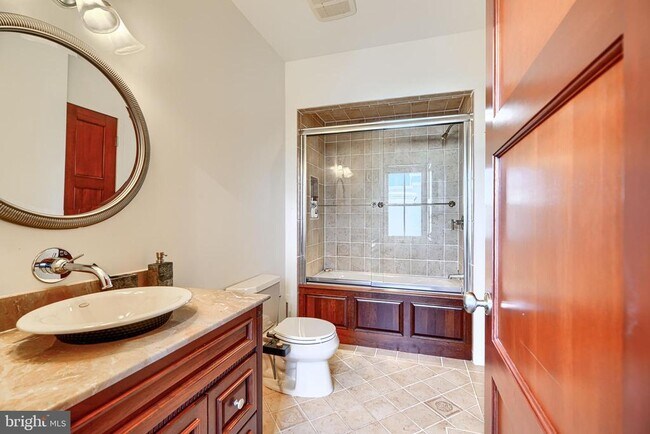 Building Photo - 1301 Hull St