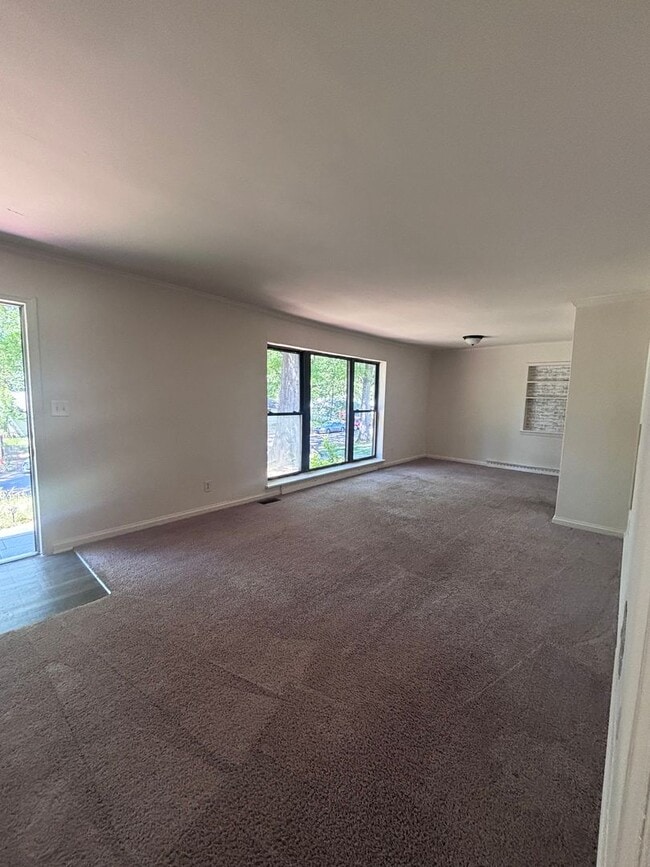 Building Photo - Great 3 bedroom home available in East Charlotte