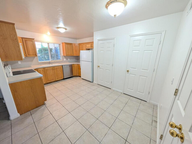 Building Photo - 370 E 1420 S