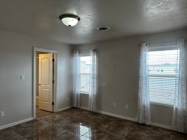 Building Photo - 613 Mesa Vista Dr