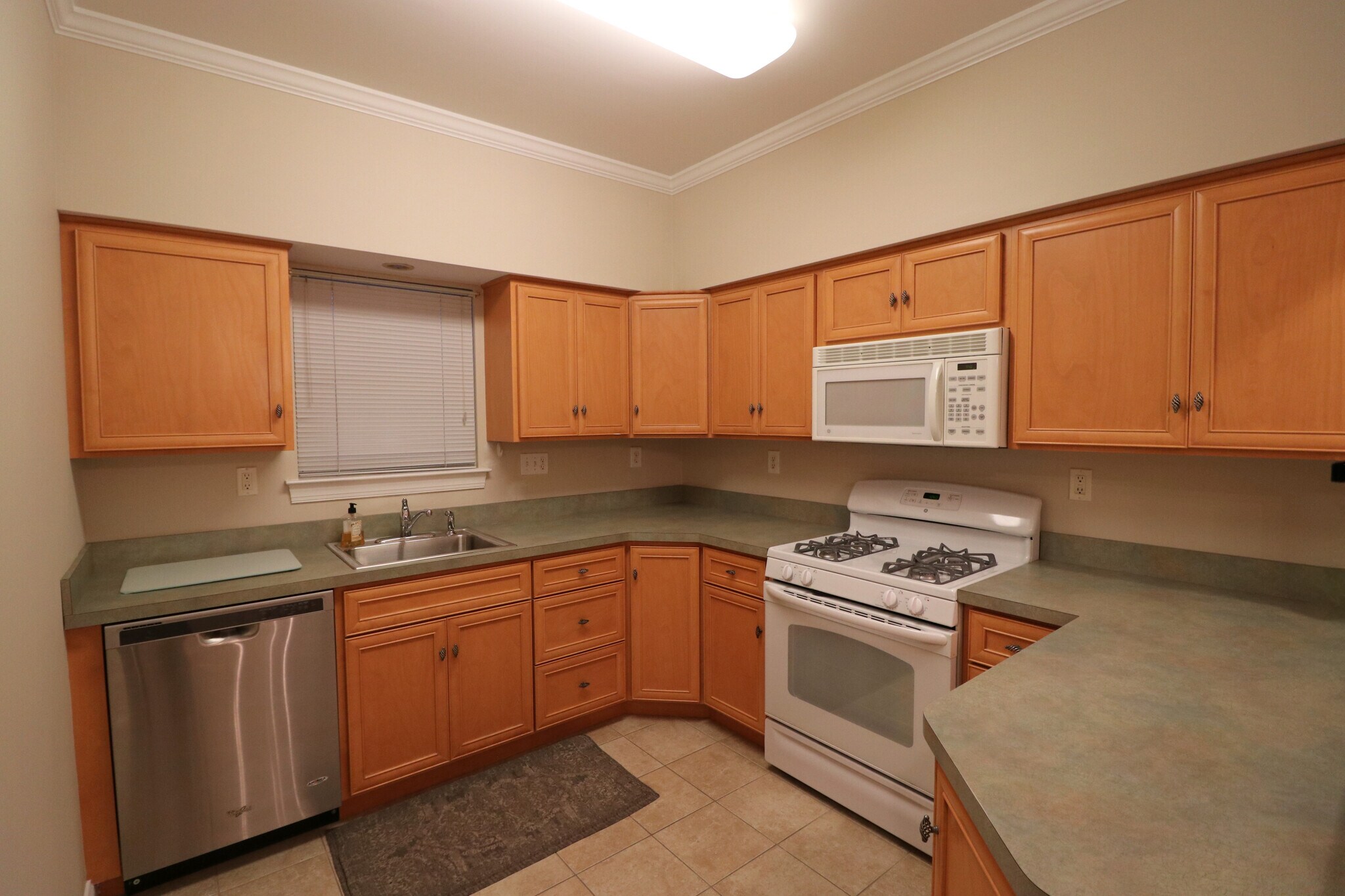 Building Photo - 1810 Merlot Dr