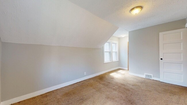 Building Photo - Clark / Fulton Area - 3 Bedrooms - 1 Bath - Single Family Home