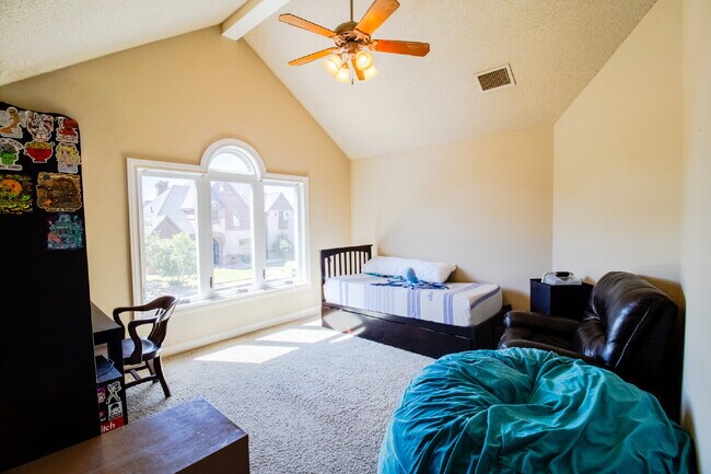 Building Photo - Luxury Living in Preston Manor