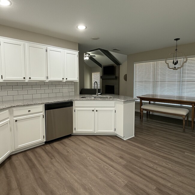 Building Photo - 304 N Essex Dr