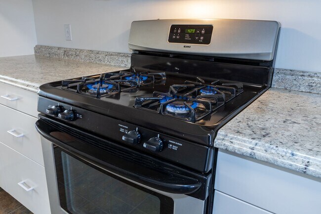 Building Photo - Beautiful Brookside duplex unit - NO PETS