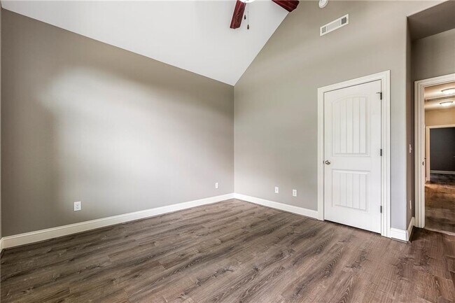 Building Photo - 4403 W Meadow Oaks Dr