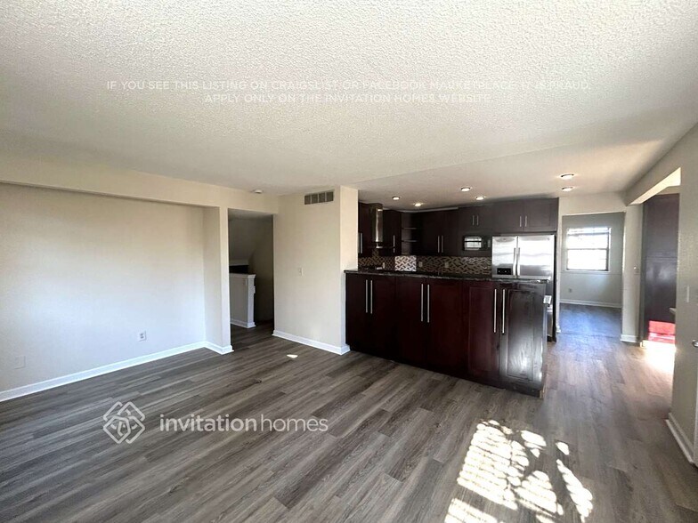 Building Photo - 1295 E Phillips Pl