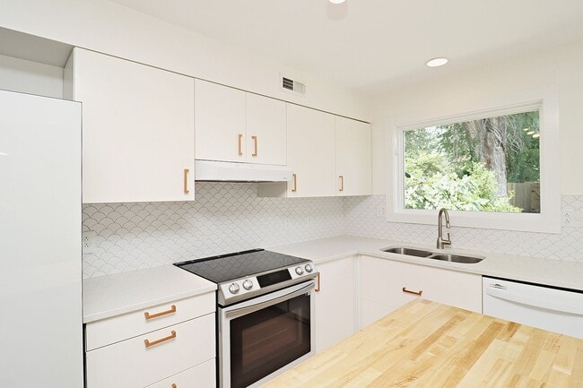 Building Photo - Bright & Modern Downtown Home Near UVA Medical Center