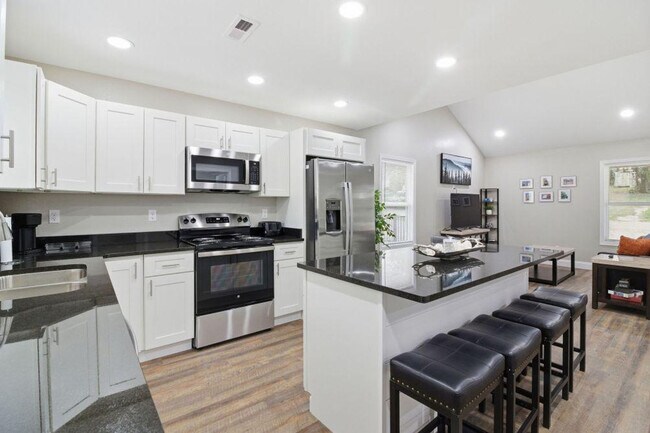 Building Photo - 810 Carson St