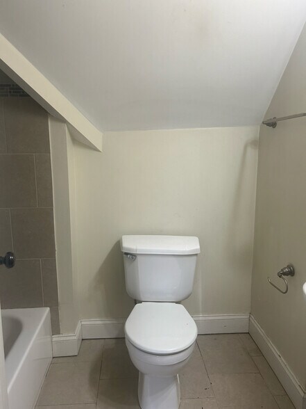 Building Photo - 1515 W Wilson Ave