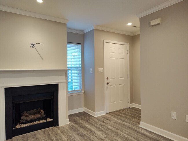Building Photo - Move-in ready condo in Located in Fourth W...