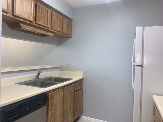 Building Photo - RENOVATED CONDO CLOSE TO USF