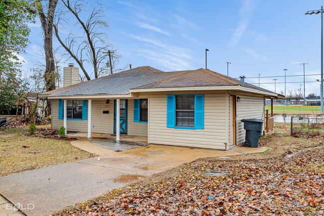 Building Photo - Check Out this 3 bed 2 bath!!