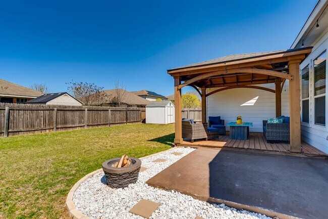 Building Photo - 1204 Utopia Ln