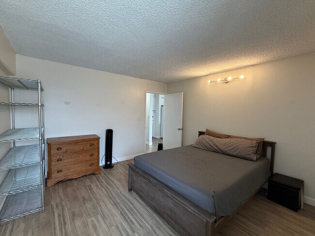 Building Photo - Conveniently Located One Bed/One Bath/One Parking at Piikoi Plaza