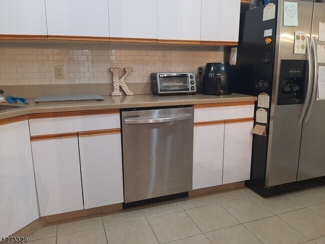 Building Photo - 67 Village Dr