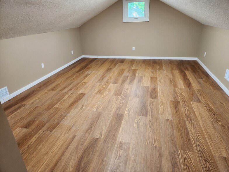 Upstairs bedroom - 260 1st St S
