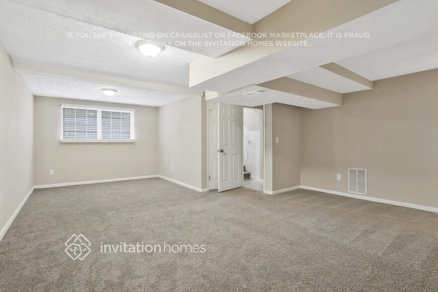 Building Photo - 2300 Pebble Rock W