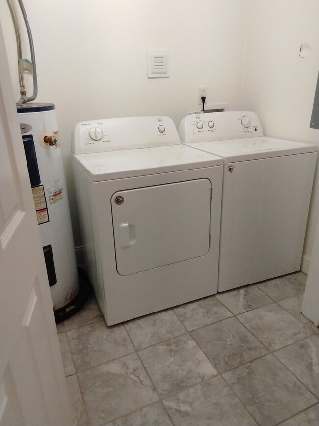 Building Photo - Charming 3-Bedroom Home with Fresh Updates...