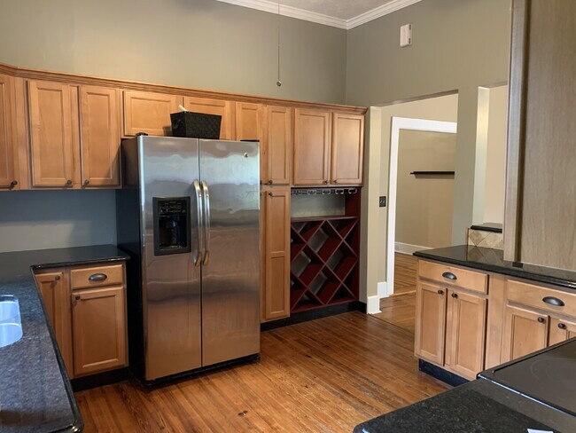 Building Photo - Stunning Renovated 4-Bedroom Home in Lakebottom with Screened Porch & Prime Location Near Fort Mo...