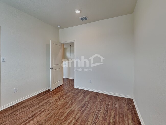 Building Photo - 2734 Lillybrook Ln