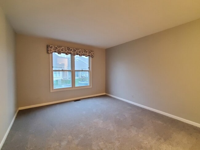 Building Photo - 325 Satinwood Ct S