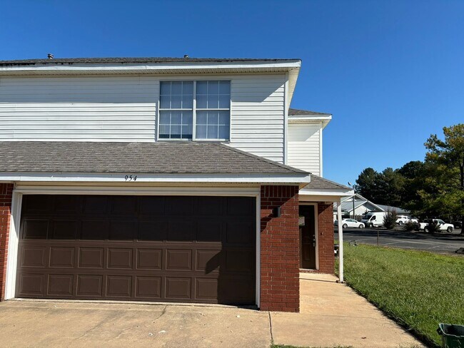 Building Photo - 954-956 N. Daisy Ln.