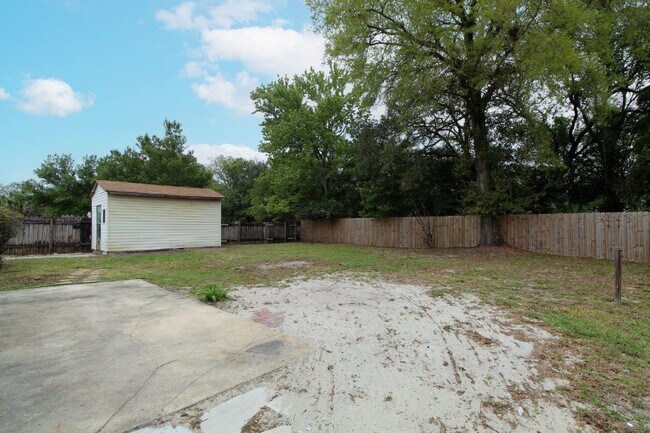 Building Photo - Updated 3BR/2BA Gulf Breeze Home with Fenced Yard Near Zoo & A-Rated Schools