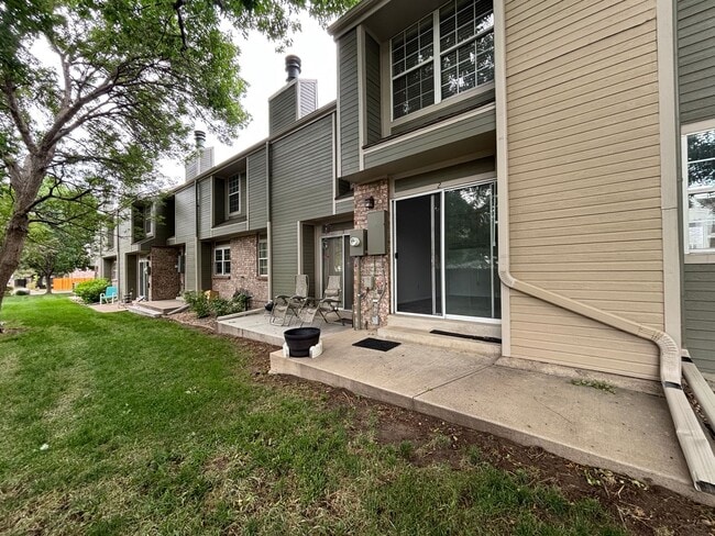 Building Photo - Large 2-story townhome with finished basement & 1-car garage!